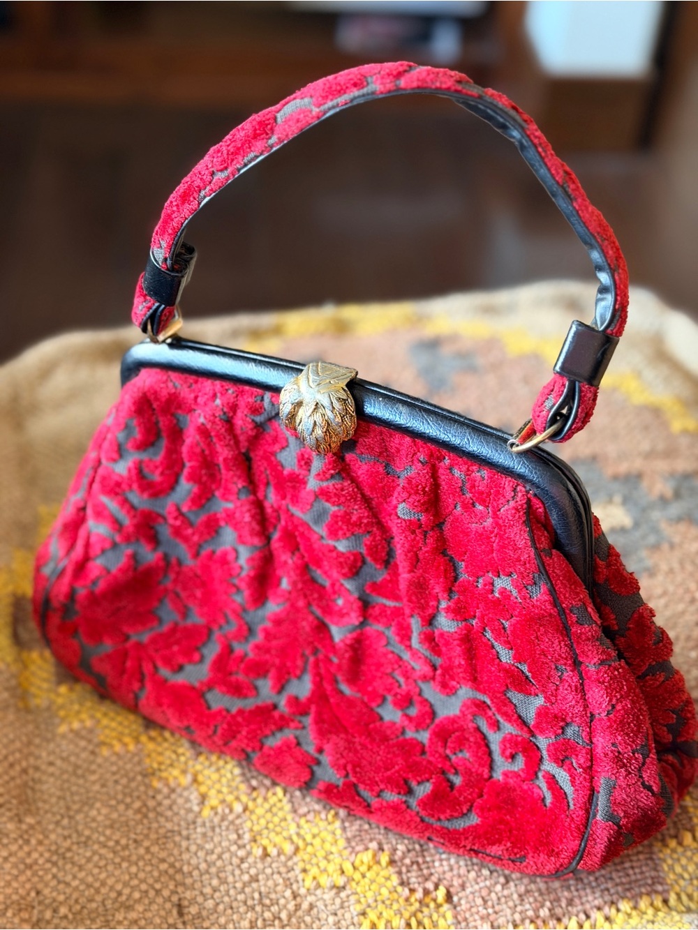 Red Floral Vintage Florar Chenille Top-Handle Women's purse with clasp